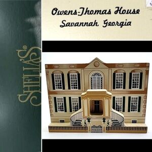 Shelia's 1993 Owens Thomas
House Savannah Georgia - Retired
Wooden Shelf Sitter